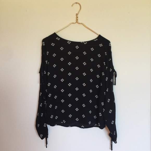 Mossimo Supply Co. Tops - MOSSIMO :: L/S CLOVER PRINT TOP :: TIE SLEEVES